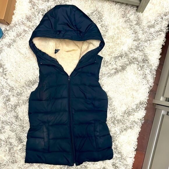 HOLLISTER navy blue Sherpa lined hooded puffer vest, size XS - Picture 3 of 5